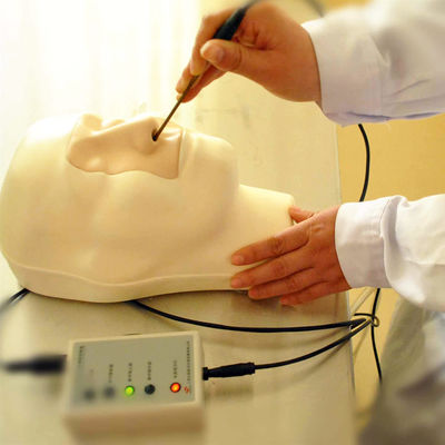 Simulatore di emorragia nasale per la dimostrazione di cura dei pazienti