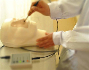 Cauterizzazione dell'emostasi nasale e addestramento a confezionamento manichino per funzione modello medico