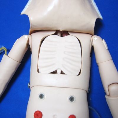 Scuola di infermieri professionali manichino per la RCP infantile e formazione alla cura pediatrica flessibile