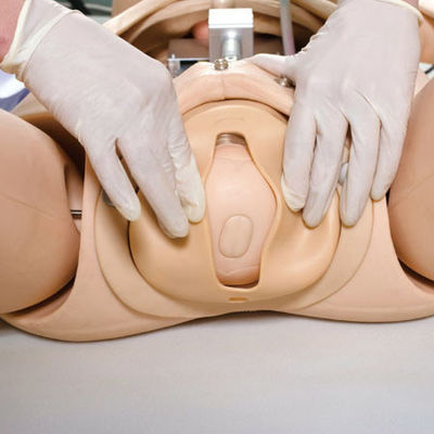 Manichino di addestramento al parto per simulazioni realistiche di emergenza materna e neonatale
