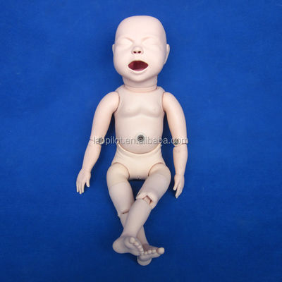 Bambino neonato bambina allattamento manichino essenziale per la formazione alla cura del bambino nella scuola di infermieri