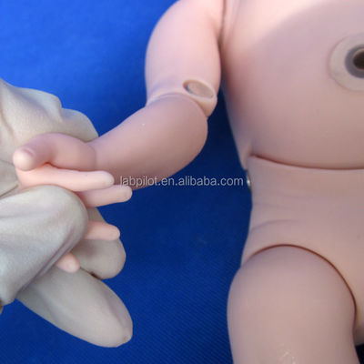 Bambino neonato bambina allattamento manichino essenziale per la formazione alla cura del bambino nella scuola di infermieri