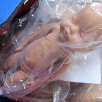 Donna incinta manichino bambina babysitting Modello di formazione al parto con PVC avanzato